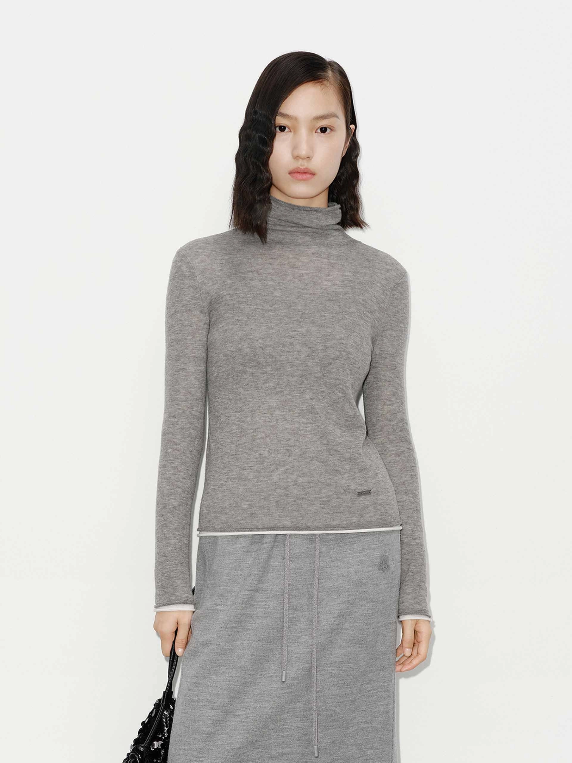 Soft Layer Contrast Detail Turtleneck Top