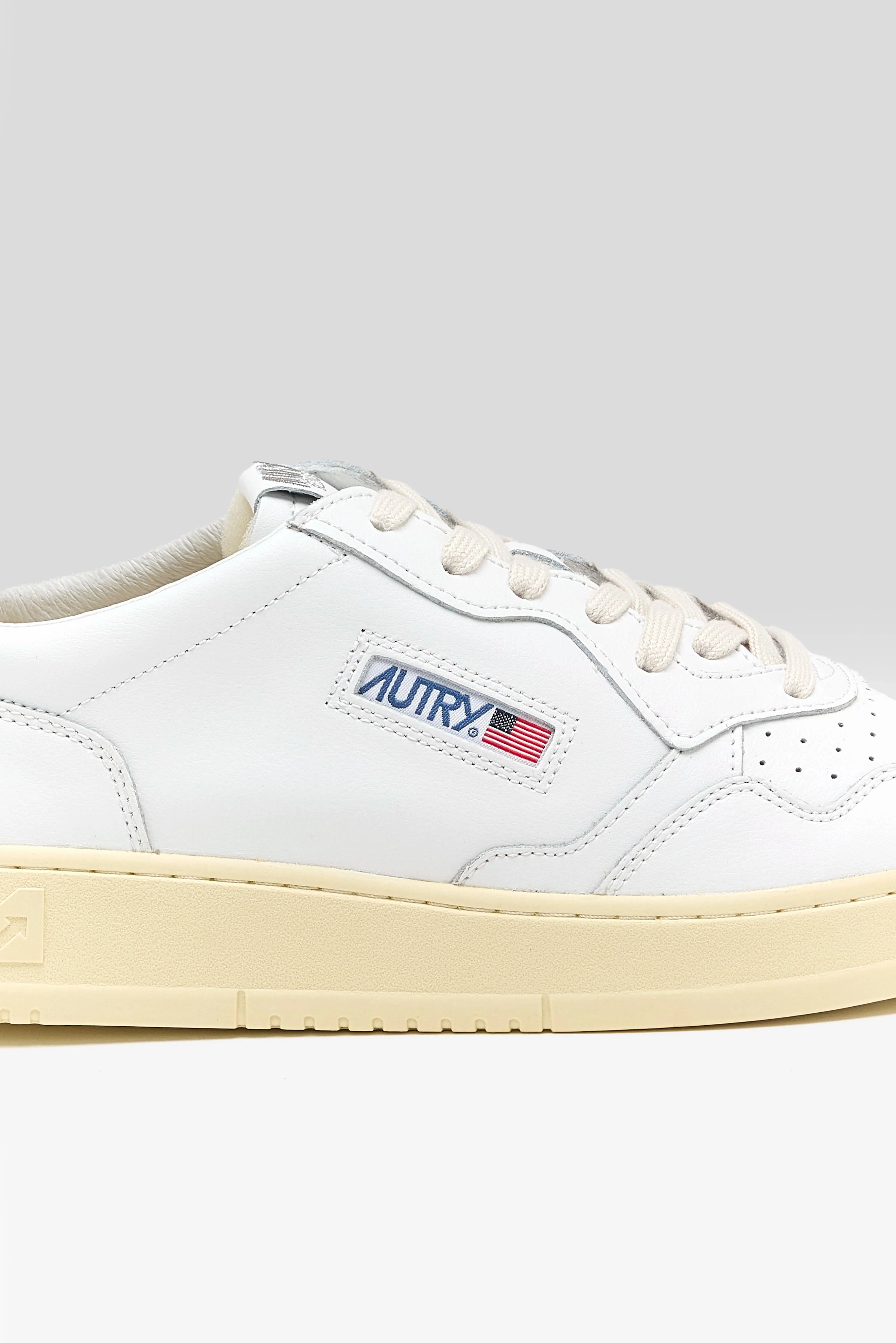 running for a way to stay resilient Comfortable Fitment Medalist Low for Men  (252 / M / WHITE)