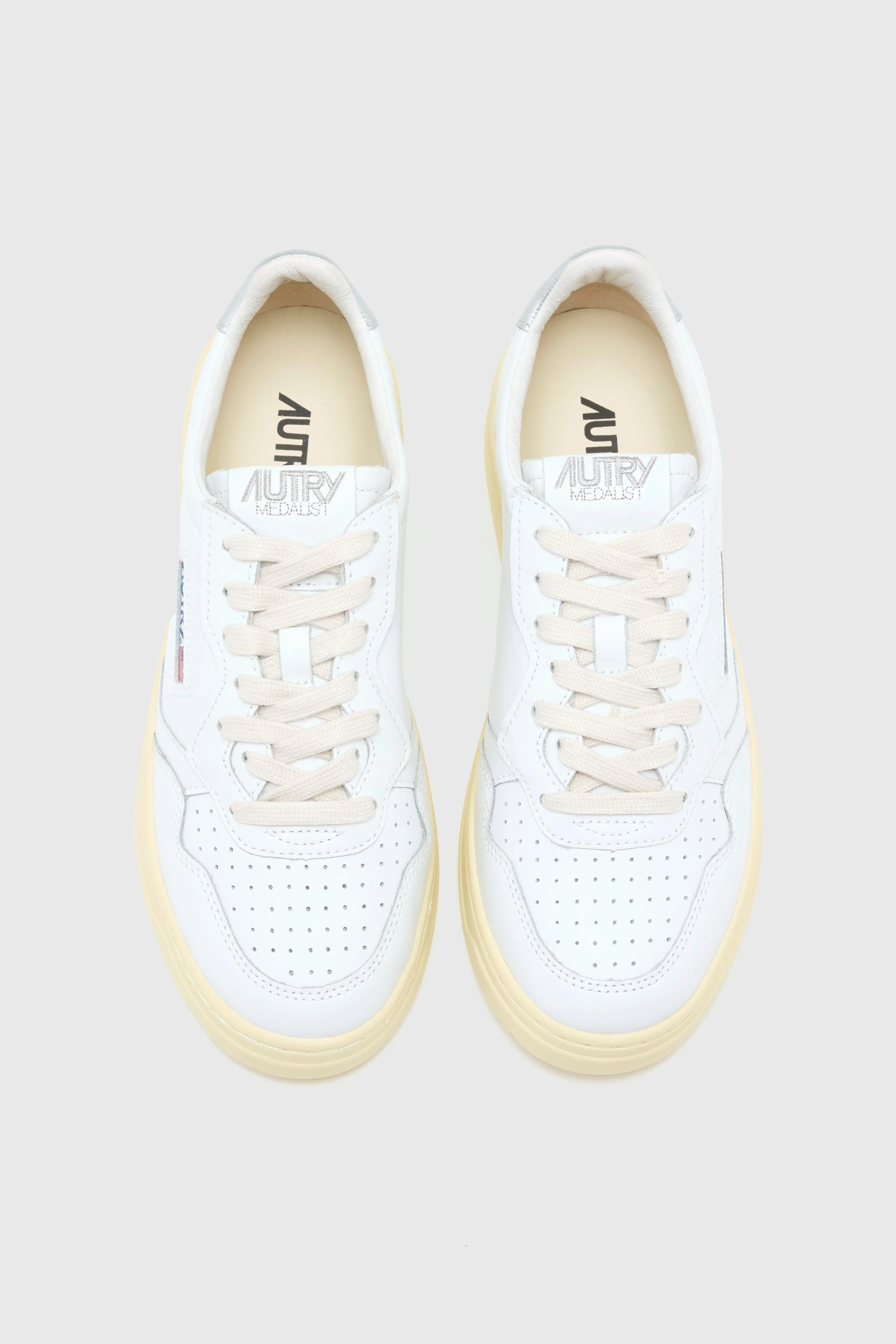 Unibody Knit Structure Soft Material Medalist Low for Women (251 / W / SILVER)