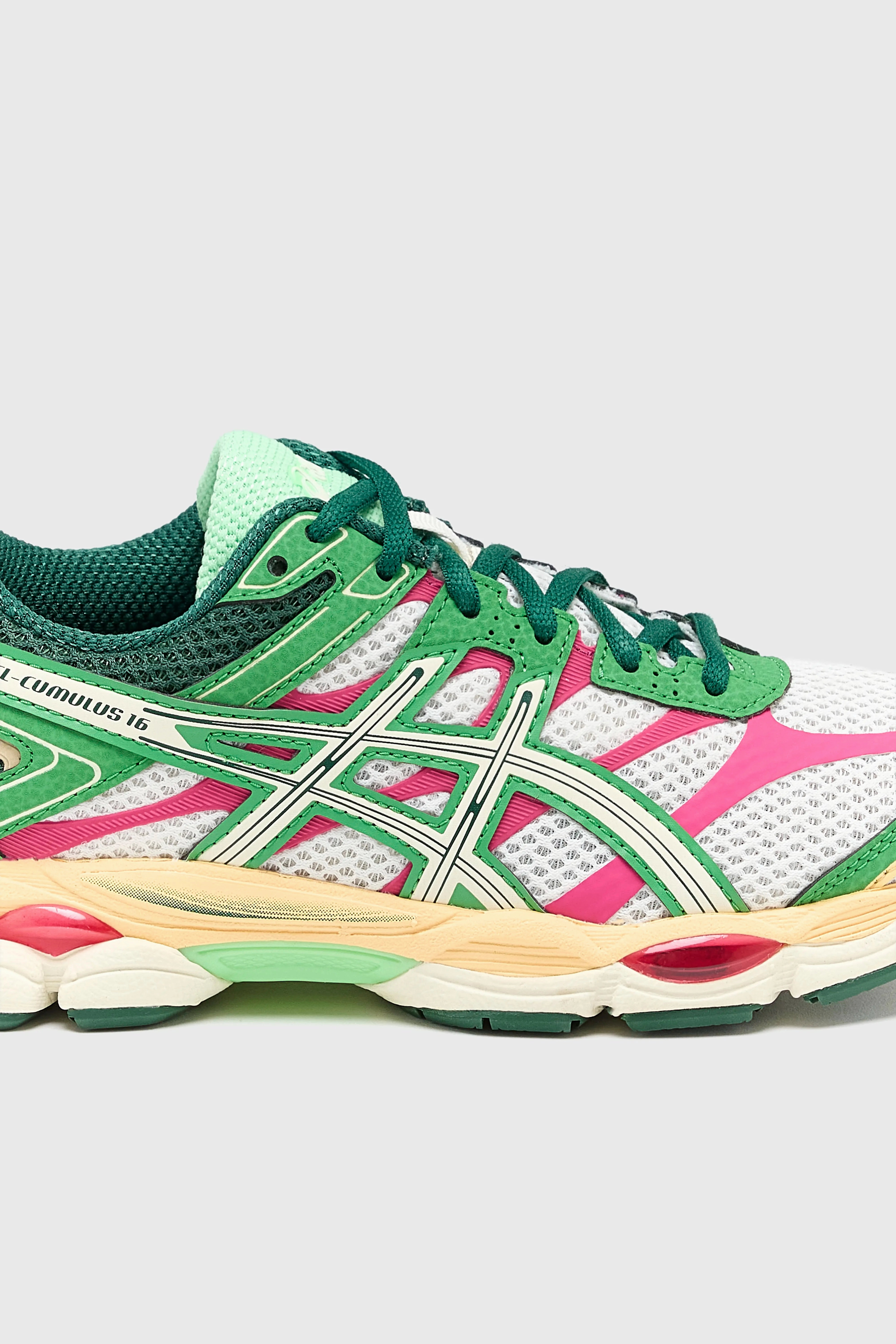 Gel-Cumulus 16 for Women  (252 / W / GREEN) running in a cable car area shoes