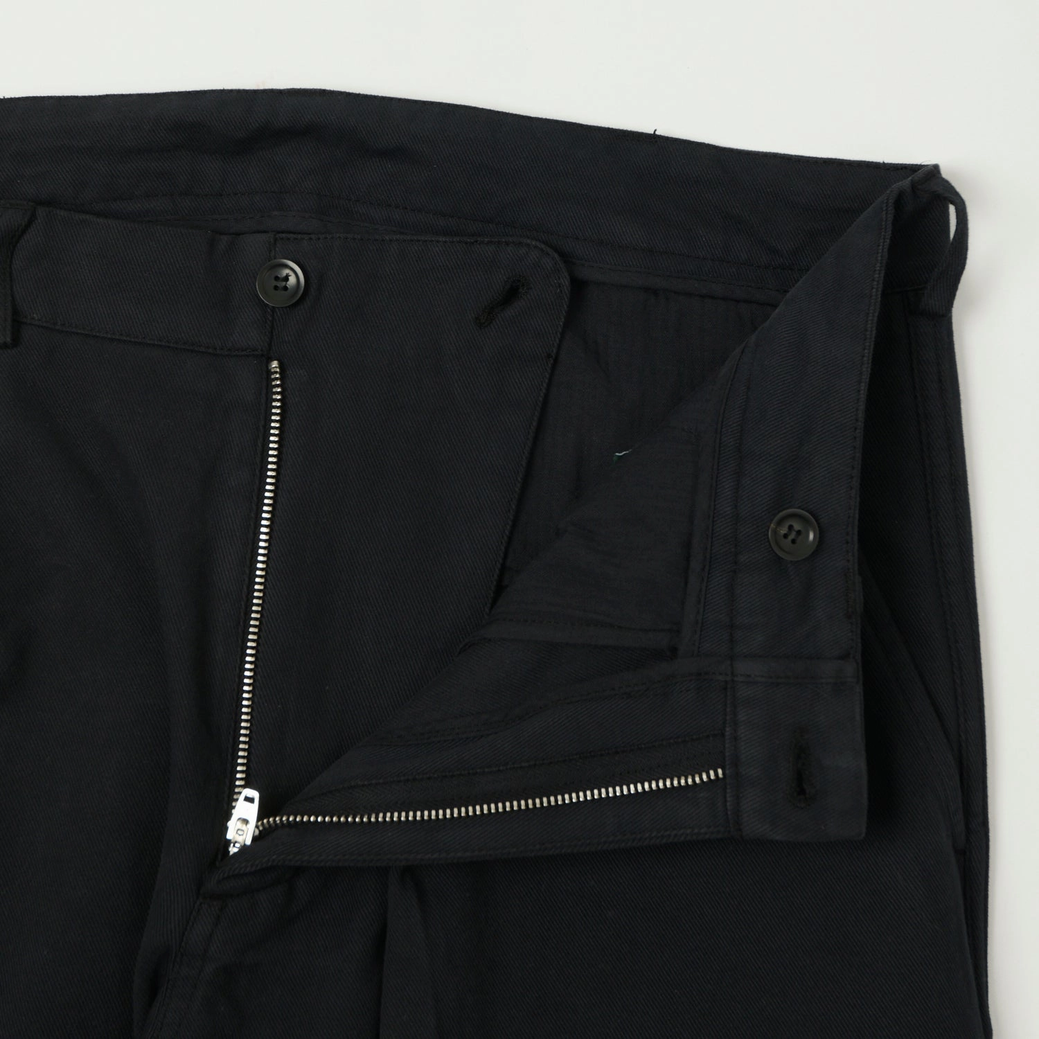 Softened Hem Knickerbocker Canal Pleated Twill Cotton Pant - Black