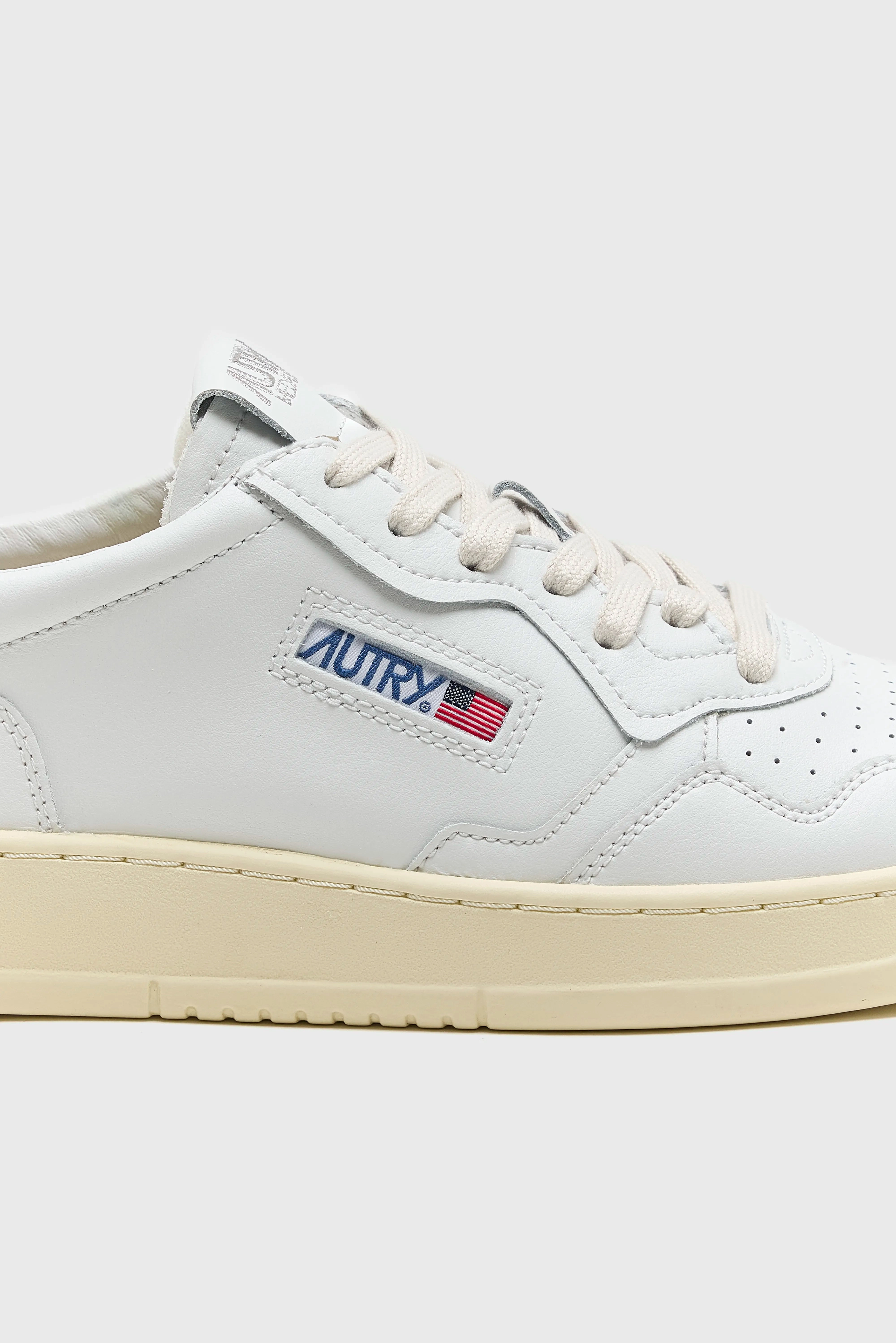 Medalist Low for Men (242 / M / WHITE) Anti Fatigue Technology