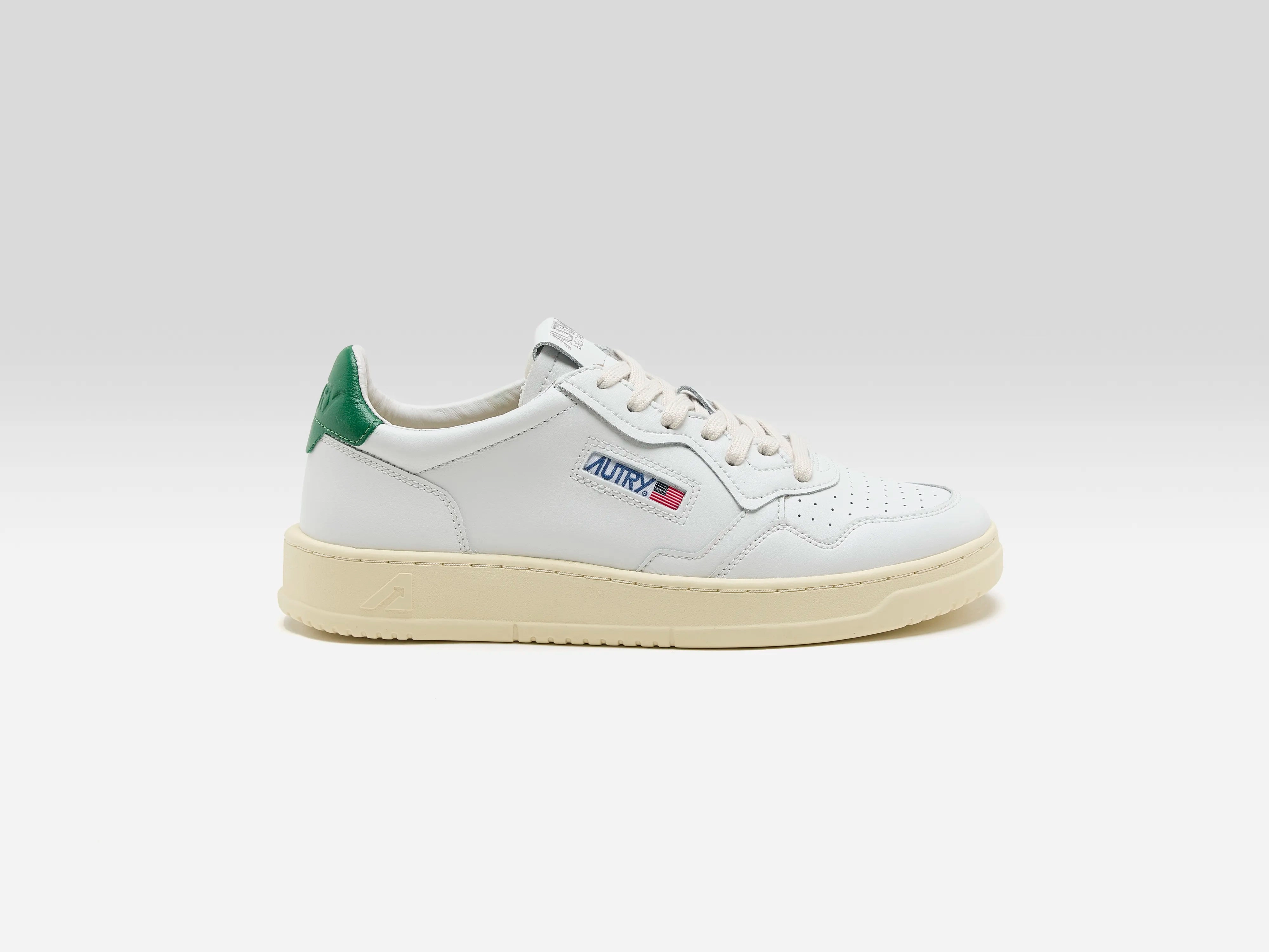 Medalist Low for Men (242 / M / WHITE) running in a tundra area