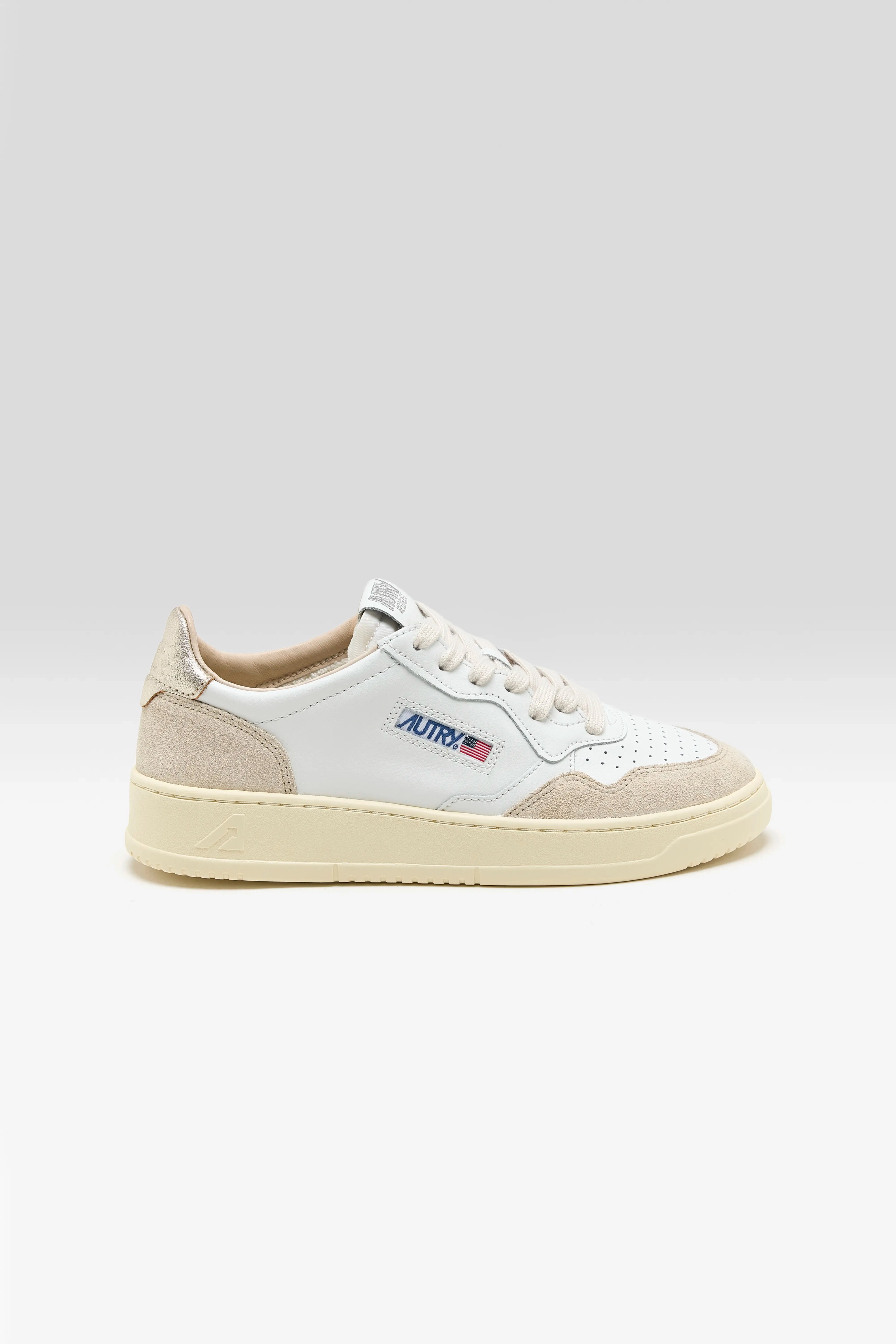 Medalist Low for Women (242 / W / GOLD) road accessory