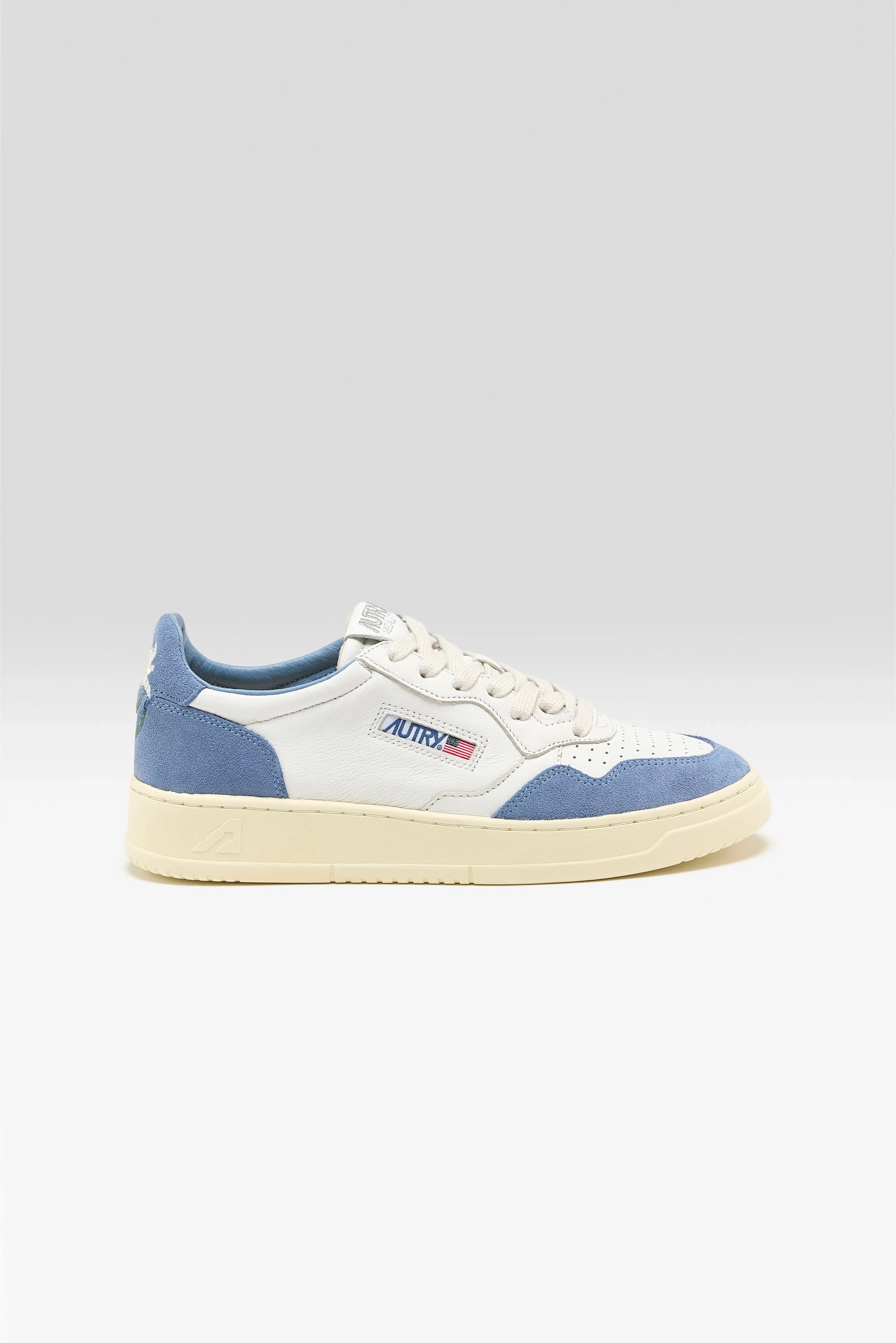 Medalist Low for Women  (252 / W / PALE BLUE) spring - loaded running option