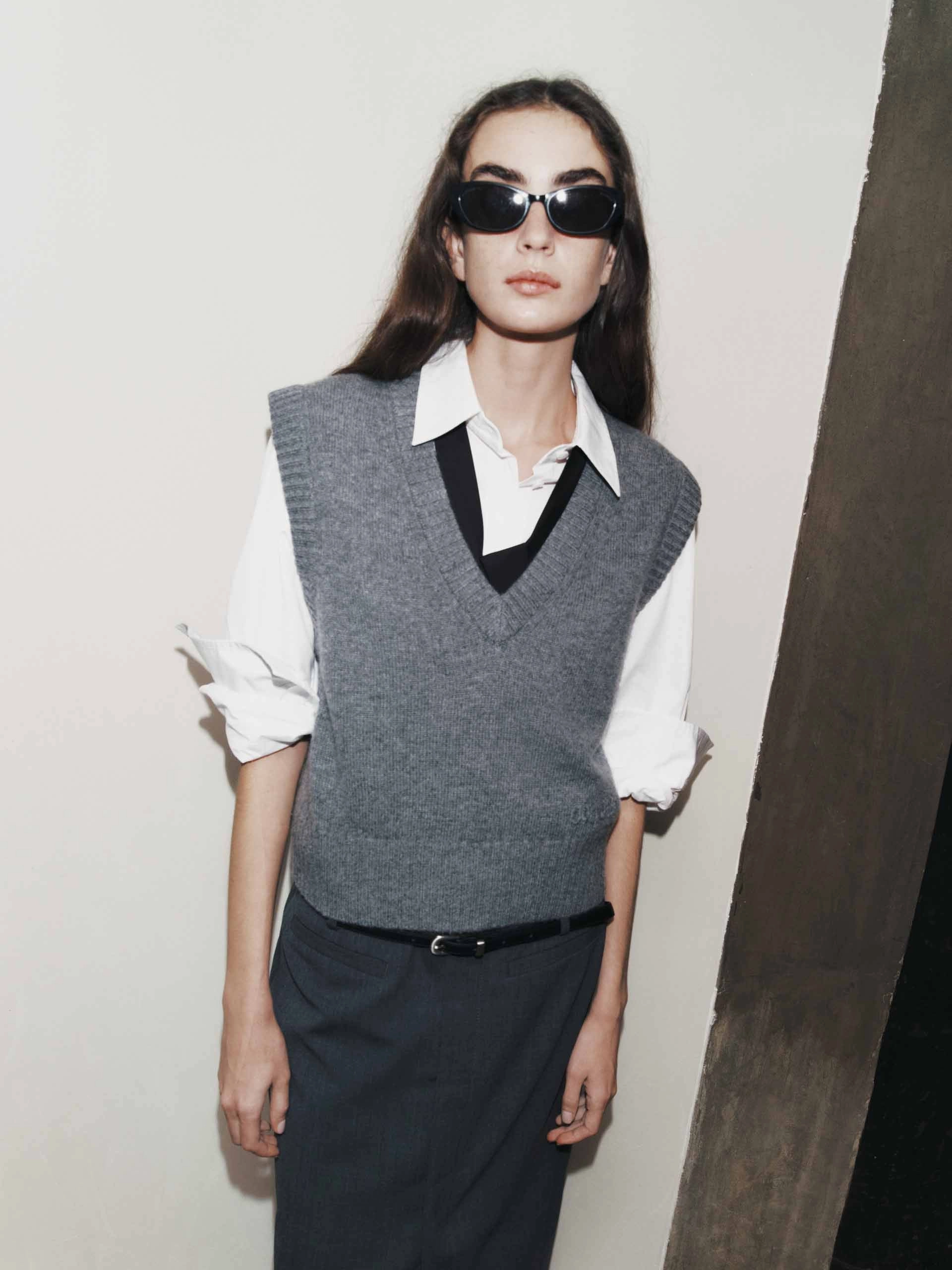 Functional Style Ribbed Trim Knit Vest