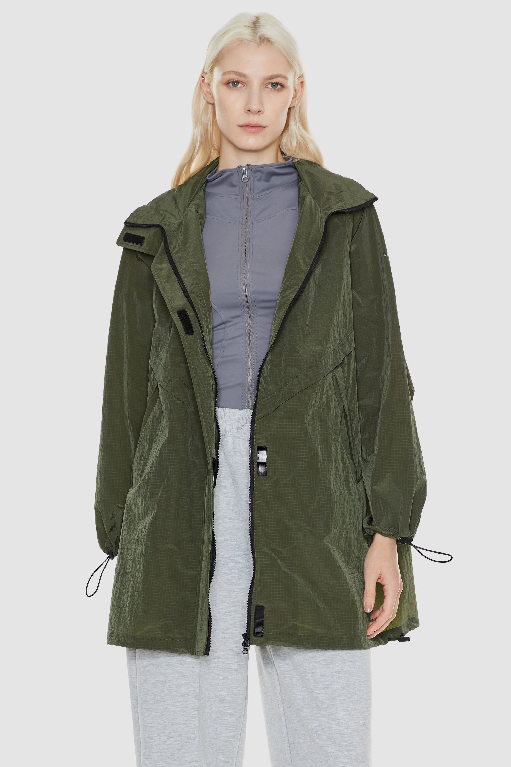 Lightweight Hooded Windbreaker Noise Reduced Fastener System