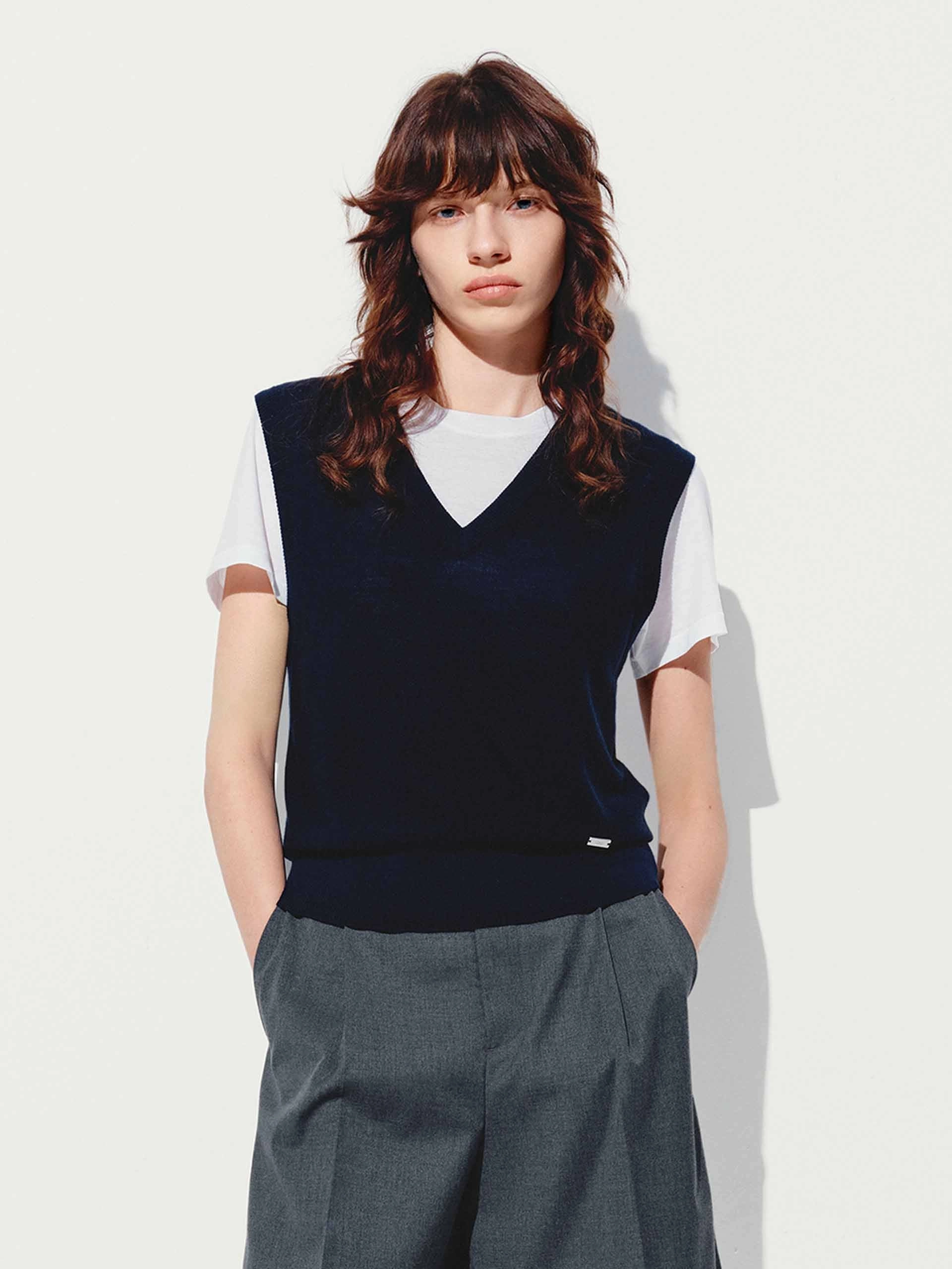 V-neck Wool Knit Vest Breathable mesh panel